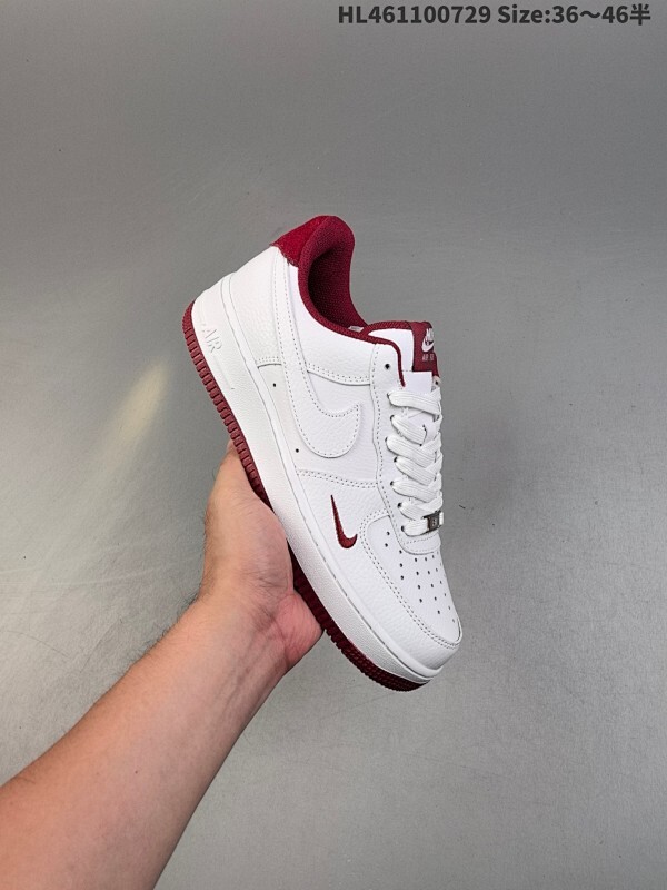 真标✅耐克Nike Air Force 1“07空军一号低帮百搭休闲运动板鞋。柔软、弹性十足的缓震性能和出色的中底设计