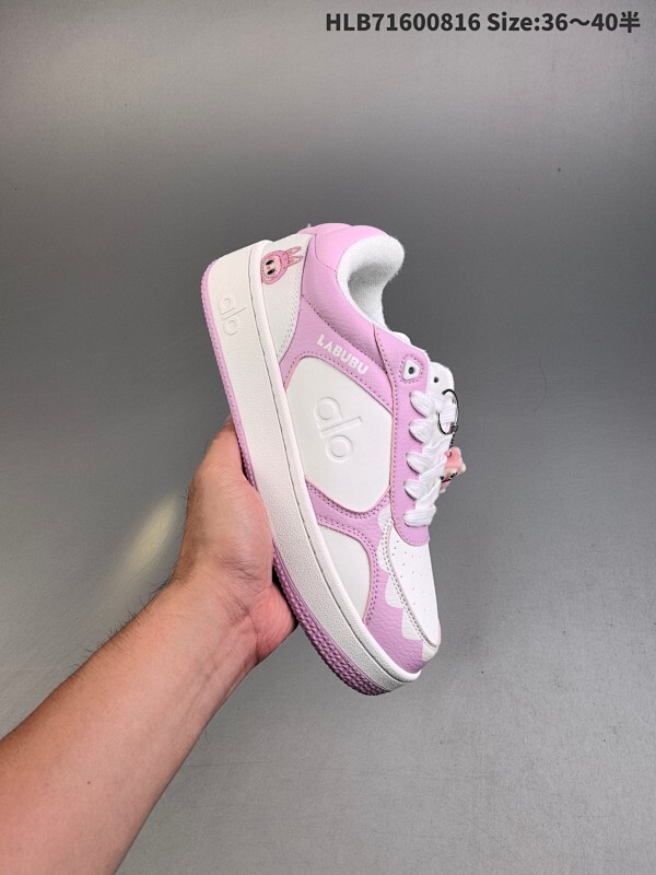 alo yoga Recovery Mode 百搭轻便 防滑减震低帮板鞋  鞋底有一圈咖啡色点缀的橡胶底，鞋垫巨厚，起码增高3、4厘米