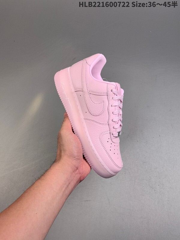 公司级✅耐克Nike Air Force 1“07空军一号低帮百搭休闲运动板鞋。柔软、弹性十足的缓震性能和出色的中底设计