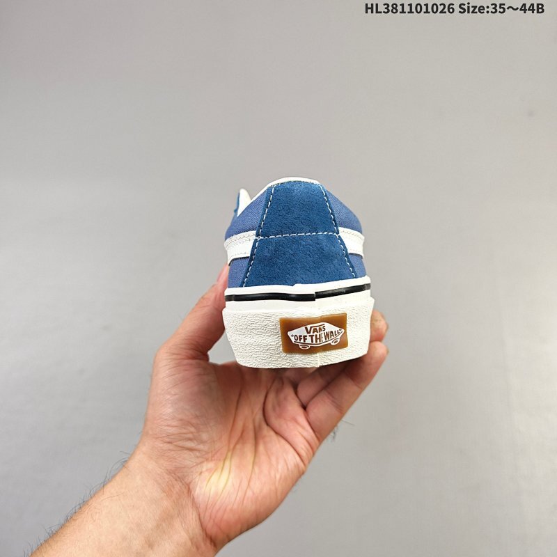 110  万斯Vans SK8-Low 环保兰 全新一代复古撞色 低帮硫化帆布鞋 该鞋款以白线勾勒出整体造型效果，以SK8-low鞋身为蓝本，复古撞色风格极具辨识度，上脚更容易凸显自我穿搭功力HL38