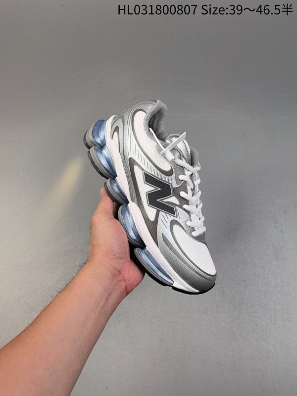 New Balance 新百伦 NB2000 网面休闲鞋  复古还要机能，NB官方重磅新品。一款融合复古设计与现代科技的跑鞋，以其经典的造型和舒适脚感