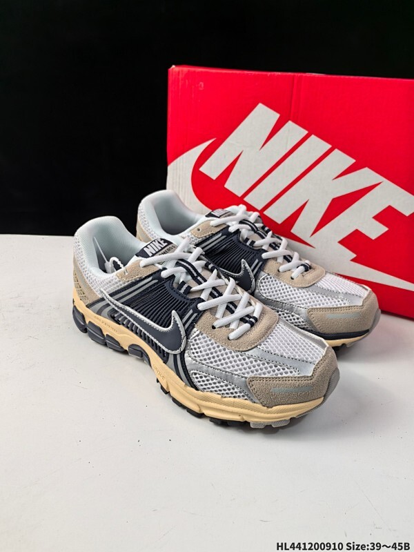 Nike 耐克夏季 ZOOM VOMERO 5 运动鞋休闲训练跑步鞋。Nike Zoom Vomero 5 男女子运动鞋妥帖包覆足部