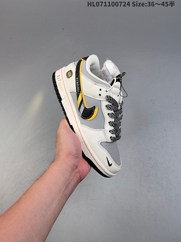 NIKE DUNK SB LOW 全新配色 小米su7联名 定制Dunk SB顾名思义，具有经典的Dunk血缘，又注入了更多的时尚元素。相较于普通的Dunk滑板鞋