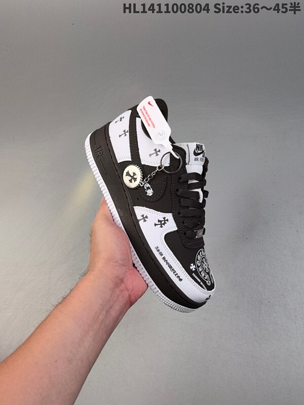 耐克 Nike Air Force 1 ’07 空军一号低帮百搭休闲运动板鞋。柔软、弹性十足的缓震性能和出色的中底设计