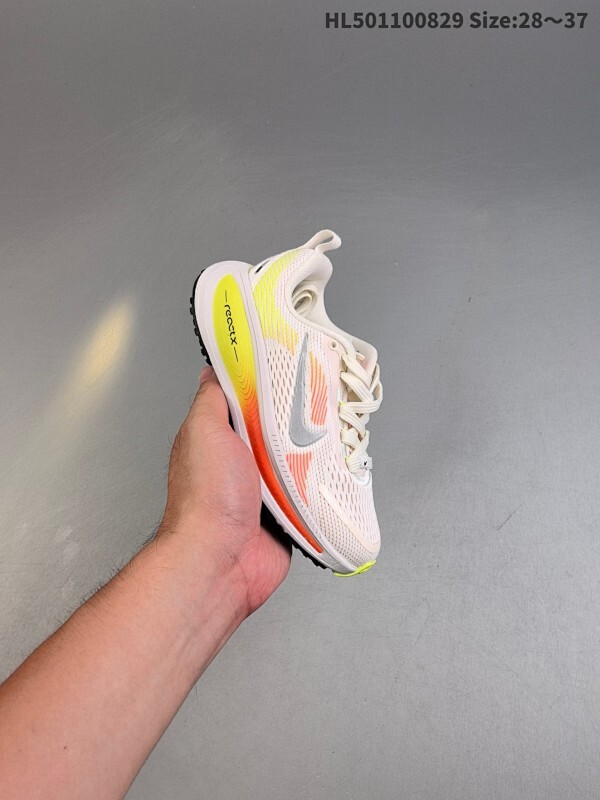 童鞋！Nike VOMERO 18 耐克 舒适减震防滑 低帮跑步鞋 全掌ReactX泡绵中底 前掌和后跟还配备了Air Zoom气垫单元 据说跑起来更快更舒适哦