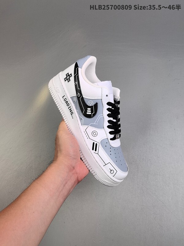 特价福利  耐克Nike AIR FORCE 1’07空军一号低帮百搭休闲运动板鞋。柔软、弹性十足的缓震性能和出色的中底设计