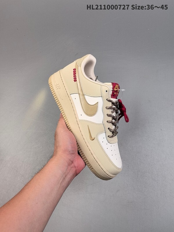 ✅耐克Nike Air Force 1“07空军一号低帮百搭休闲运动板鞋。柔软、弹性十足的缓震性能和出色的中底设计