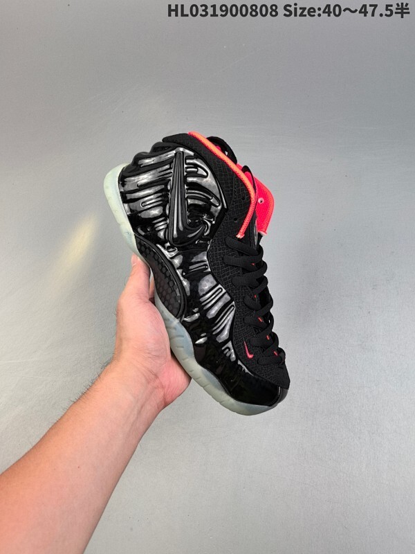 集合 NIKE AIR FOAMPOSITE ONE 喷泡 喷泡，是一双内场的后卫战靴，97年1月份首期发行，使用FOAMPOSITE一次成型的喷塑鞋面