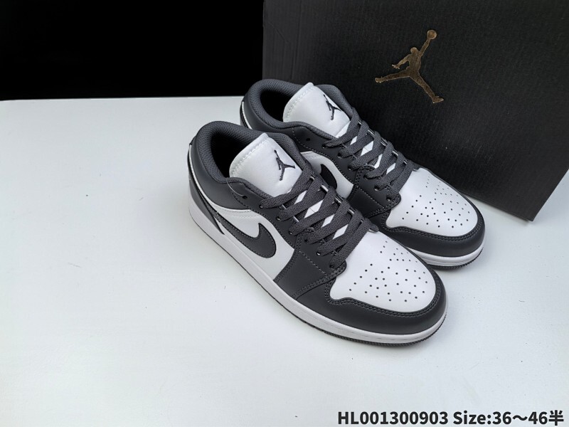 头层带半码 Air Jordan 1 Low 低帮 灰白色 AJ1 乔丹1代 aj1 乔1 低邦 白灰色 男女同款 乔丹篮球鞋系列 鞋款整体采用白色皮质面料打造鞋面