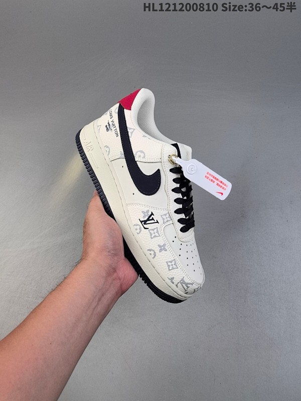 真标✅耐克Nike AIR FORCE 1’07空军一号低帮百搭休闲运动板鞋。柔软、弹性十足的缓震性能和出色的中底设计