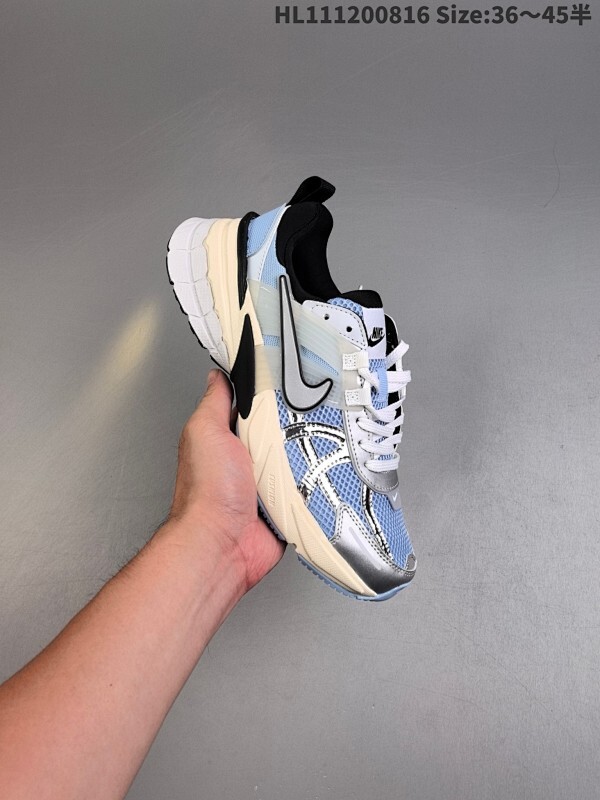 耐克NIKE V2K RUN跑步鞋复古风潮 网面透气运动鞋 灰银紧致的鞋面材质提供良好的包裹性鞋侧