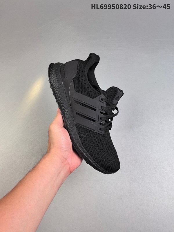 阿迪ub4.0 UItraBOoST特别联名以编织纱网代替TPU材质 更加轻薄柔软，令脚感更为舒适