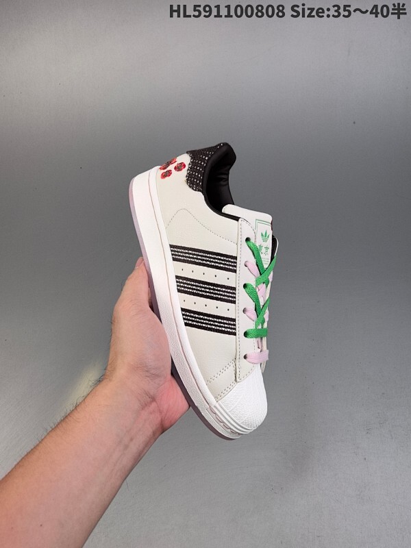 集合  阿迪达斯Adidas Originals Superstar 贝壳头经典百搭休闲运动板鞋。 70年代诞生之初SUPERSTAR就定位于低帮篮球鞋