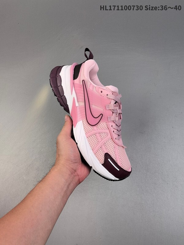 真标✅耐克NIKE V2K RUN跑步鞋复古风潮 网面透气运动鞋 灰银紧致的鞋面材质提供良好的包裹性鞋侧