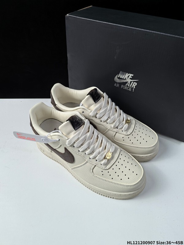 公司级✅耐克Nike AIR FORCE 1’07空军一号低帮百搭休闲运动板鞋。柔软、弹性十足的缓震性能和出色的中底设计