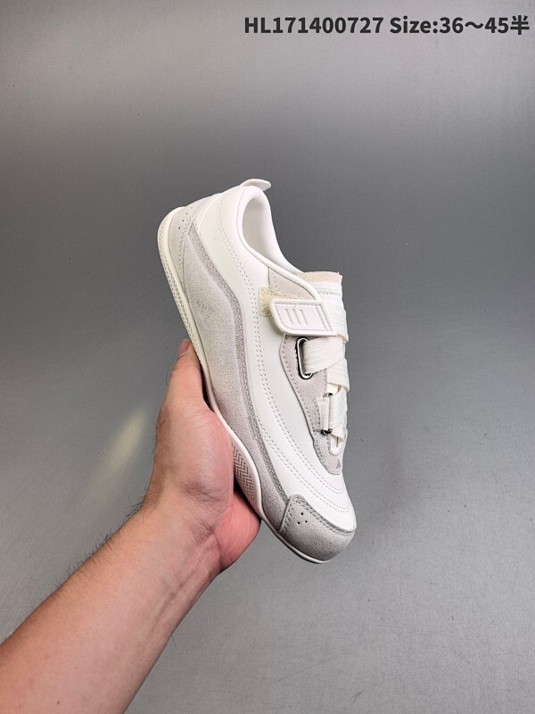 阿迪URBAN REVERIE复古单品 冠军经典德训鞋型，运用简洁的色彩搭配，简约休闲。以80年代经典复古鞋形体为篮本