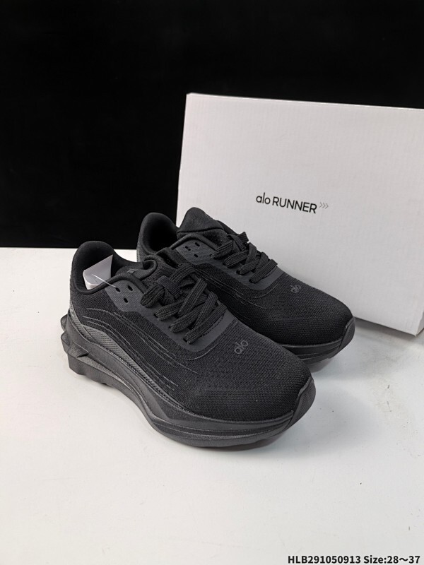 Alo Yoga Alo Runner 低帮 灰色 男女同款 舒适简约防滑耐磨低邦板鞋 极具辨识度的设计，流畅的线条与恰到好处的弧度