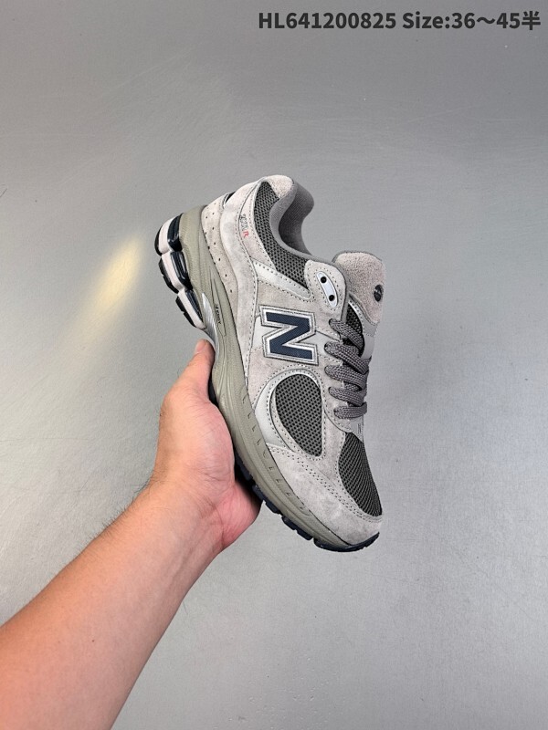 ✅New Balance 2002R 复古单品 热门复古鞋型New Balance 2002R，近日又曝出一款全新配色并释出官图。整双鞋采用棕色和米色主打