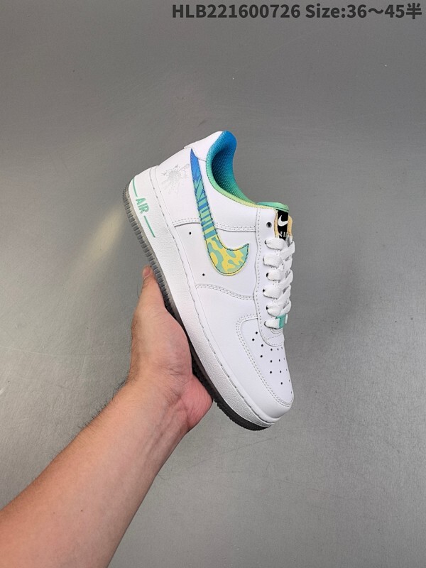 耐克 Nike Air Force 1 Low 空军一号低帮百搭休闲运动板鞋。柔软、弹性十足的缓震性能和出色的中底设计