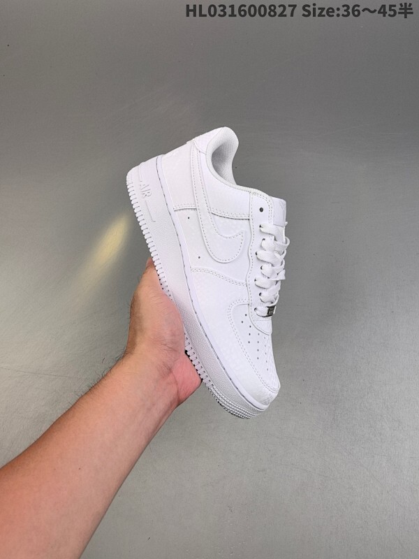 公司级✅耐克Nike AIR FORCE 1‘07 空军一号低帮百搭休闲运动板鞋。柔软、弹性十足的缓震性能和出色的中底设计