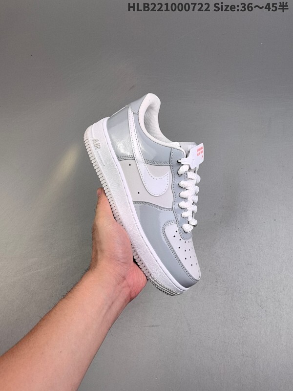 真标✅耐克Nike AIR FORCE 1’07空军一号低帮百搭休闲运动板鞋。柔软、弹性十足的缓震性能和出色的中底设计