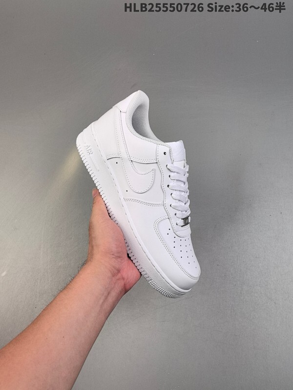 特价  耐克 Nike Air Force 1 Low 空军一号低帮百搭休闲运动板鞋。柔软、弹性十足的缓震性能和出色的中底设计