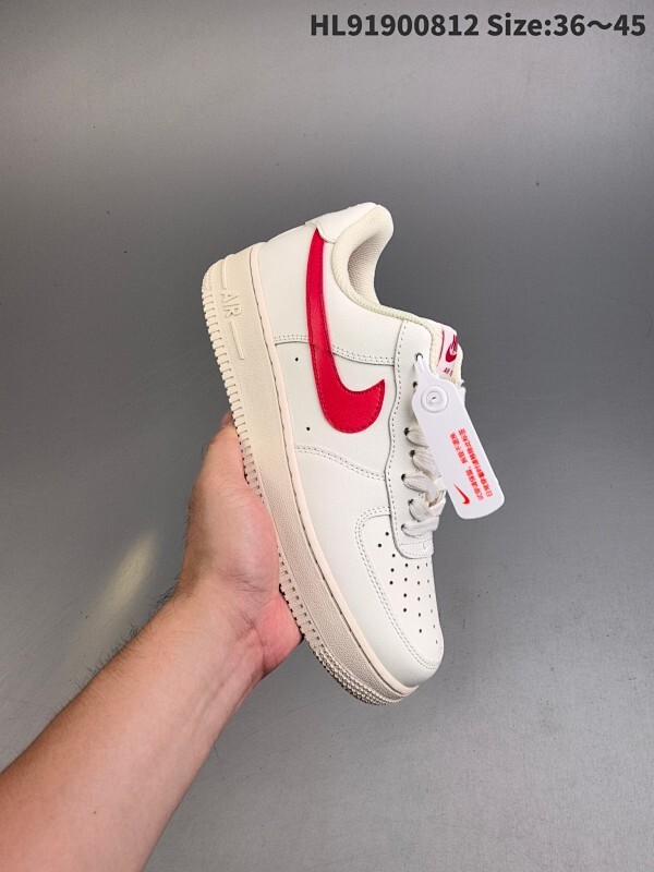 集合  真标✅耐克Nike AIR FORCE 1‘07空军一号低帮百搭休闲运动板鞋。柔软、弹性十足的缓震性能和出色的中底设计