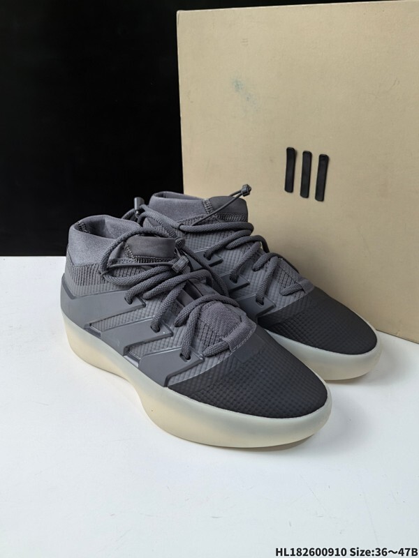 集合  Fear of God Athletics I Basketball “The One” 重磅联名 #I Basketball 通过时尚的低帮和独特的半透明橡胶外底展示其身份