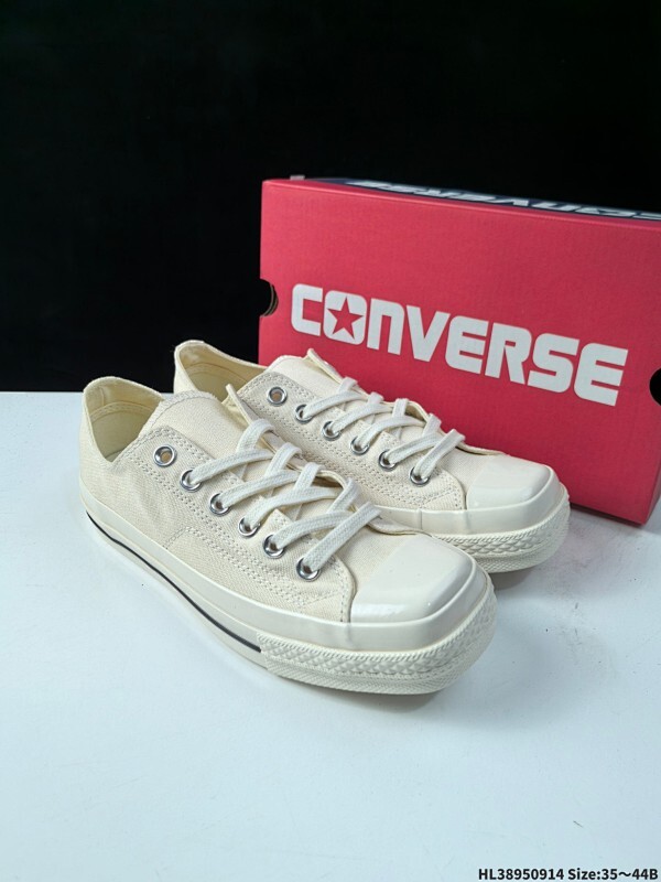 来自Converse Japan 全新「Square Toe」系列， 匡威保留了Chuck Taylor标志性设计，只不过把那个再熟悉不过的圆头