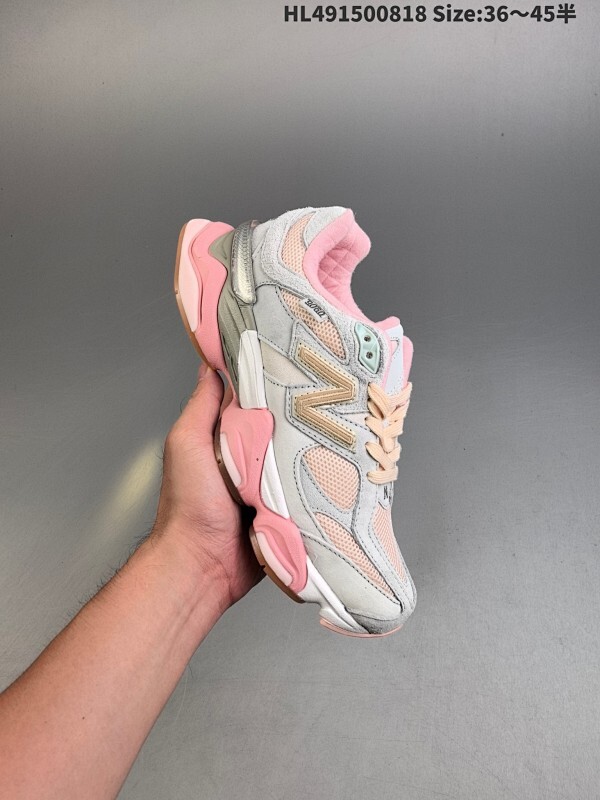 New Balance NB 9060 鞋款灵感源自设计师本人对夏日的怀日回忆。鞋面大身由空间双格及磨砂鞋面拼接而生