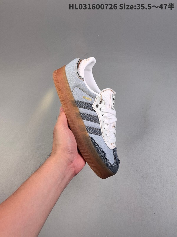 公司级Adidas/阿迪达斯 桑巴舞加大厚底版系列德训系列 男女鞋半码制，采用牛仔拼接布鞋面材质
