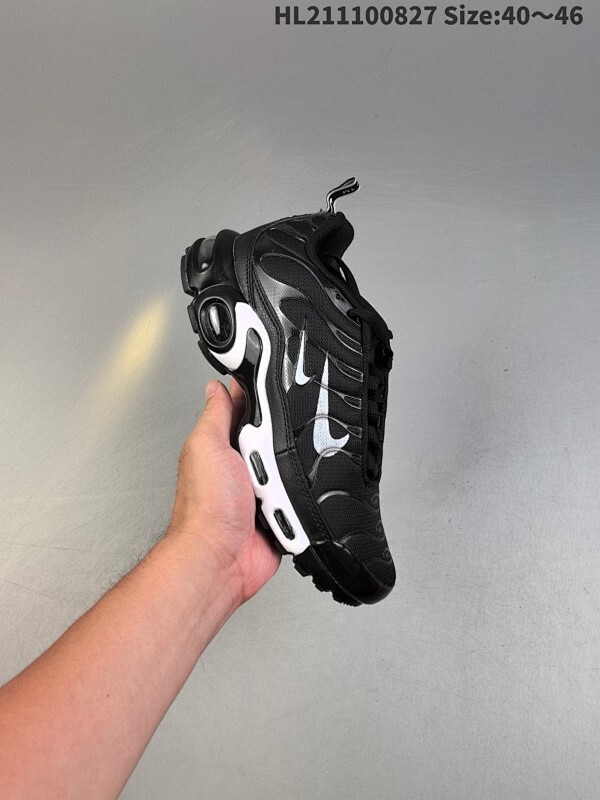 集合  Nike/耐克 Nike Air Max Plus是Nike旗下另类鞋款的代表，TN 它诞生于1996年，是第一款使用TunedAir气垫的跑鞋