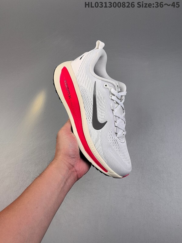 Nike/耐克  佛莫罗18代系列 升级原楦原数据开发纸版，采用科技织法轻盈织物合成鞋面材质，足底搭载 ZoomX 缓震配置