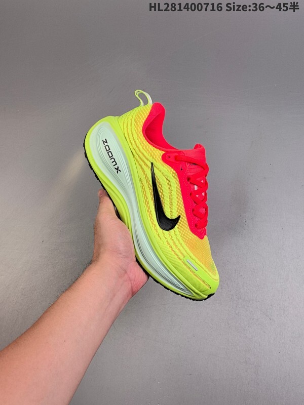 Nike VOMERO  耐克 舒适减震防滑 低帮跑步鞋 全掌ReactX泡绵中底 前掌和后跟还配备了Air Zoom气垫单元