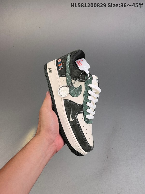 集合  公司级✅耐克Nike AIR FORCE 1’07空军一号低帮百搭休闲运动板鞋。柔软、弹性十足的缓震性能和出色的中底设计