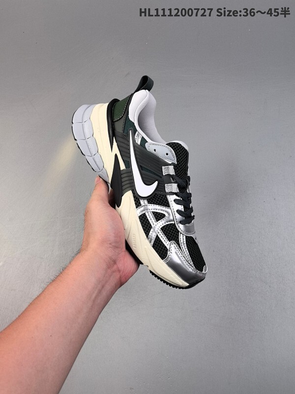 集合 真标✅耐克NIKE V2K RUN跑步鞋复古风潮 网面透气运动鞋 灰银紧致的鞋面材质提供良好的包裹性鞋侧