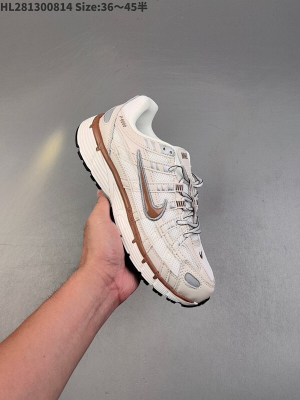 复古科技个性老爹鞋P-6000 灵感来源于 Pegasus 25 和 Pegasus 2006，并在设计中将这两种鞋款相互杂糅