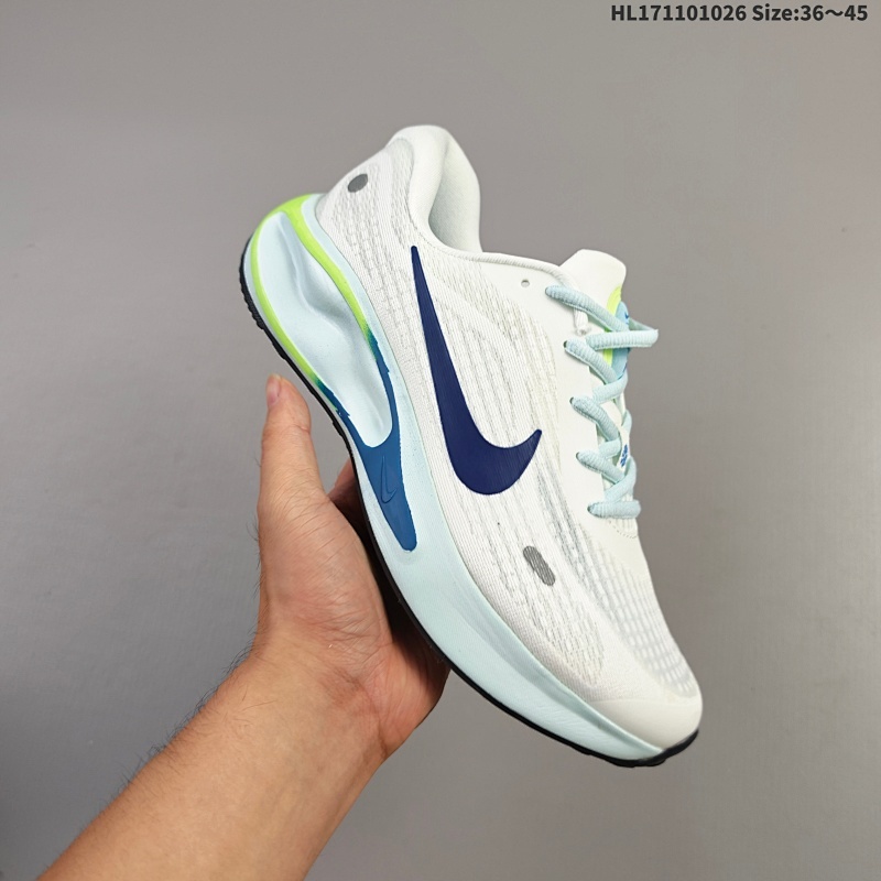集合110 真标✅Nike Journey Run 跑步鞋  使用了新型的缓震材料 脚感偏韧 后跟有加厚的海绵填充 鞋子前掌和后掌做了加宽设计  增加了跑步时的稳定性 织物加网纱的鞋面极好的透气性