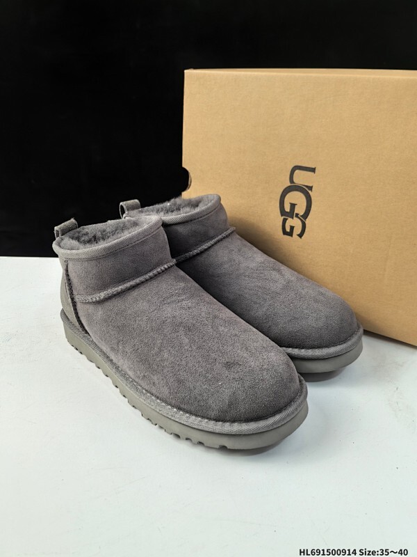 UGG/雪地靴 广东原产，采用TPU模压鞋面内嵌人造卷曲羊毛，鞋面具有防水功能，选用7毫米UGGPURE™