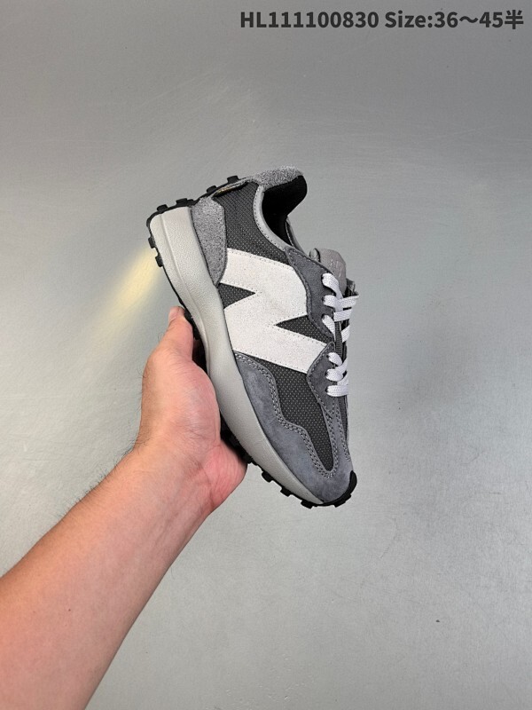 New Balance MS327 复古休闲运动慢跑鞋 以更纯粹的复古风格设计打造的全新造型 侧身还以解构设计 将 N 字标志以做旧压花样式呈现