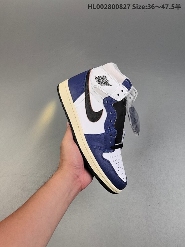 头层带半码 Air Jordan 1 Retro High OG 高帮 蓝白黑 AJ1 乔丹1代 aj1 乔1 高邦 蓝白黑 乔丹篮球鞋系列 鞋身采用了蓝色和白色的组合
