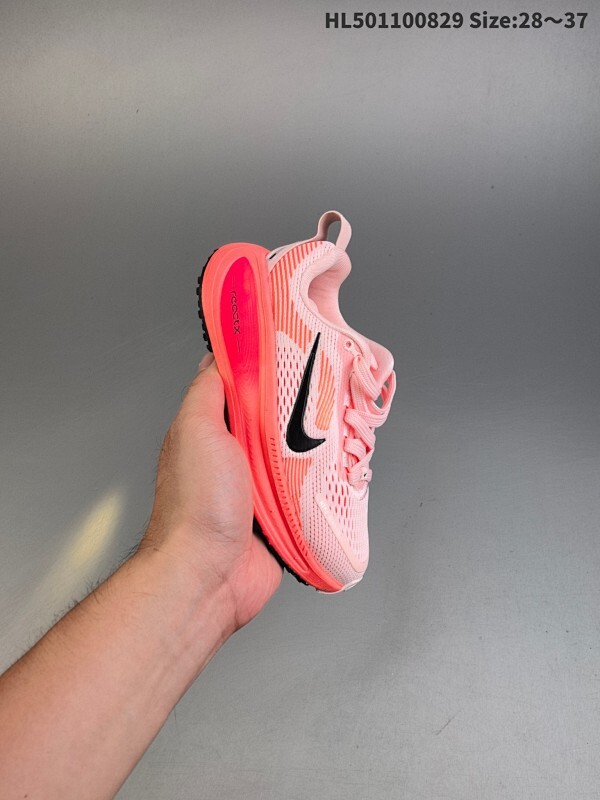 集合   童鞋！Nike VOMERO 18 耐克 舒适减震防滑 低帮跑步鞋 全掌ReactX泡绵中底 前掌和后跟还配备了Air Zoom气垫单元 据说跑起来更快更舒适哦