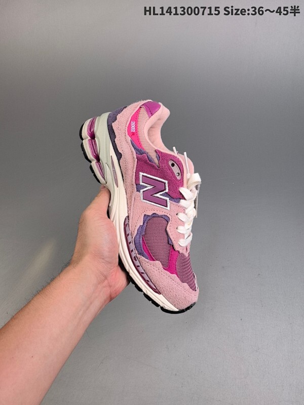 集合 ✅New Balance 2002R 复古单品 热门复古鞋型New Balance 2002R 近日又曝出一款全新配色并释出官图 整双鞋采用棕色和米色主打