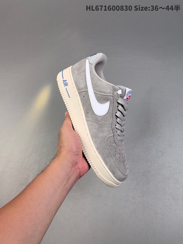 耐克Nike AIR FORCE 1‘07 空军一号低帮百搭休闲运动板鞋。柔软、弹性十足的缓震性能和出色的中底设计