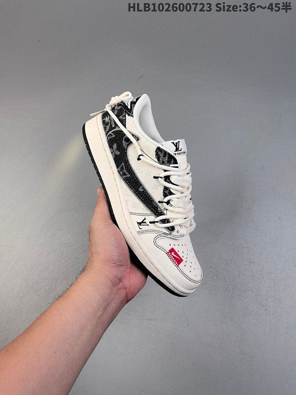 NIKE DUNK SB LOW 全新配色   定制Dunk SB顾名思义，具有经典的Dunk血缘，又注入了更多的时尚元素。相较于普通的Dunk滑板鞋