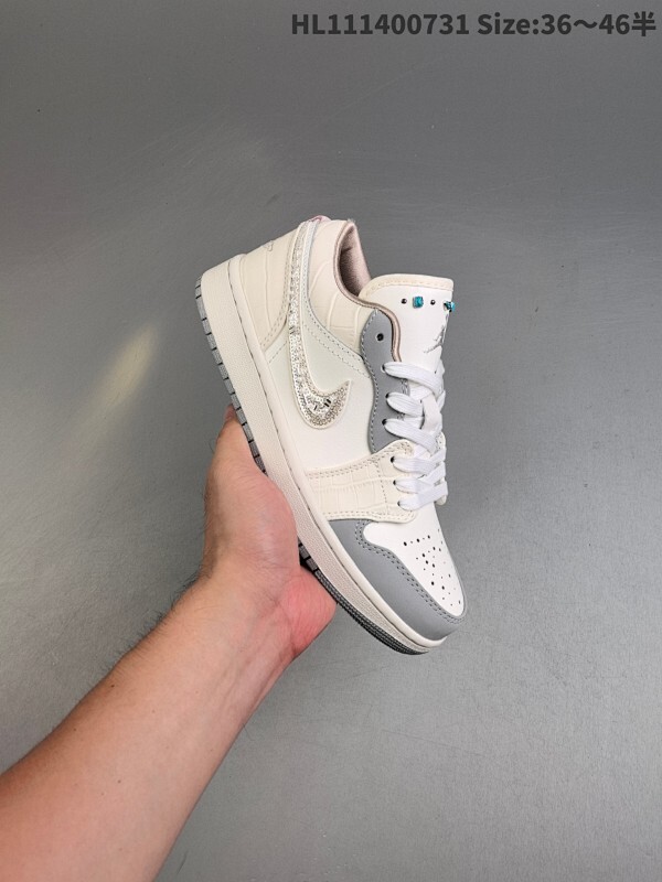 集合 头层带半码 Air Jordan 1 Low "Soft Pearl" 低帮 白灰黑 AJ1 乔丹1代 aj1 乔1 低邦 白灰黑 乔丹篮球鞋系列 鞋身整体采用柔和的米白色皮革打造