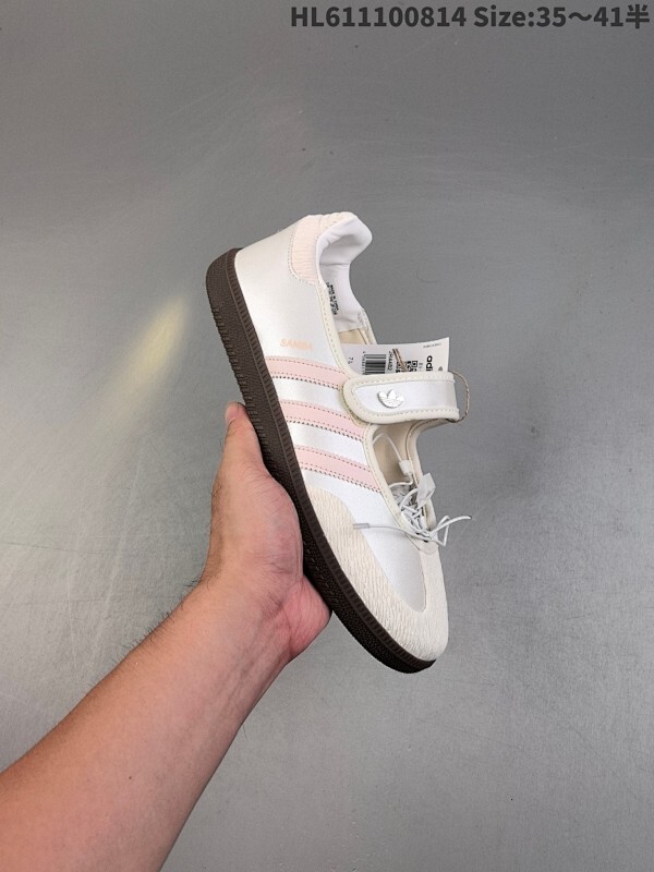 Adidas Samba Janes阿迪达斯玛丽珍款板鞋懒人一脚蹬运动鞋 Adidas Samba Janes采用皮革材质