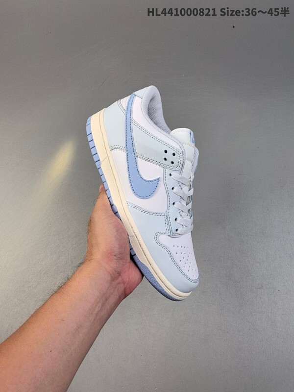 NIKE SB DUNK LOW PRO Dunk SB顾名思义，具有经典的Dunk血缘，又注入了更多的时尚元素。相较于普通的Dunk滑板鞋