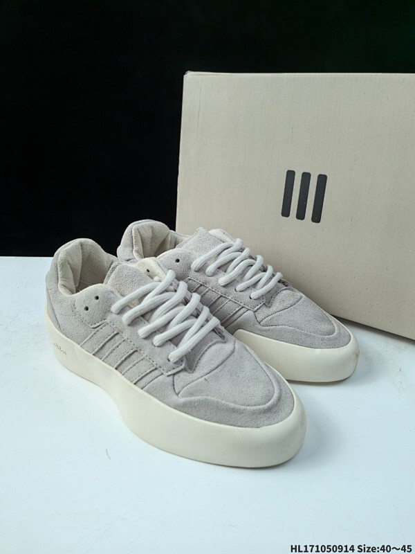 阿迪达斯联名 FOG Fear Of God x Adidas Athletics 86 Lo 复古厚底运动板鞋。一眼就看得出来敬畏上帝风格
