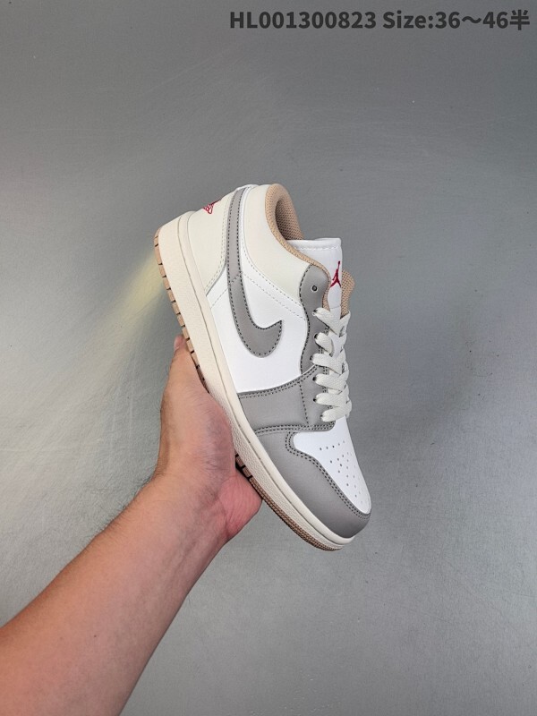 真标带半码 Air Jordan 1 Low "Sail" 低帮 帆白灰 AJ1 乔丹1代 aj1 乔1 低邦 米灰红 乔丹篮球鞋系列 鞋身整体以优质白色皮革面料打造